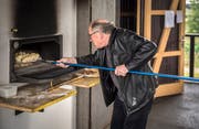 Ofenwart Joe Müggler in Aktion. (Bild: Reto Martin)