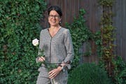 Hat Grund zum Strahlen: Die neue Gemeindepräsidentin Renate Huwyler in ihrem Garten in Hünenberg. (Bild: Maria Schmid (7. Oktober 2018))