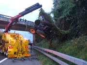 Ein Traktor machte sich in Mühleberg BE selbständig und rollte auf die Autobahn A1 zu. Dort kam es wegen der aufwändigen Bergungsarbeiten zu Stau. (Bild: Kapo Bern)