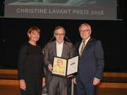 Der Aargauer Schriftsteller Klaus Merz (Mitte) ist am Sonntag im Wiener Radiokulturhaus mit dem mit 15'000 Euro dotierten Christine Lavant Preis ausgezeichnet worden. (Bild: Keystone/TANZER)