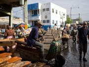 Der völlig verarmte Karibikstaat Haiti ist am Samstagabend erneut von einem Erdbeben heimgesucht worden. (Bild: KEYSTONE/AP/DIEU NALIO CHERY)