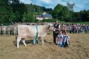 «Miss Ebnat-Kappel», die Kuh Conni mit Besitzer Andreas Giezendanner, Ehefrau Patricia und den Töchtern Melanie und Ladina. (Bild: Adi Lippuner)