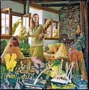 Galeristin mit Giesskanne: So liess sich Judit Villiger vom Haus zur Glocke von der Künstlerin in Szene setzen. (Bild: Mami Kiyoshi)
