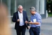 Kantonsrat Heini Schmid (CVP, links) und Peter Hofmann, Präsident der CVP Zug, analysieren erste Ergebnisse. (Bild: Stefan Kaiser (Zug, 7. Oktober 2018))