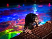 Pipilotti Rist in ihrer Korallen-Farbenwelt. (Bild: KEYSTONE/ANTHONY ANEX)