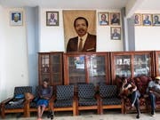Kamerun wählt den nächsten Präsidenten. Der Präsident Paul Biya (Foto in der Mitte), der bereits seit 35 Jahren an der Spitze des zentralafrikanischen Landes steht, strebt eine siebte Amtszeit an. (Bild: KEYSTONE/EPA/NIC BOTHMA)