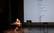 Spoken-Script-Künstler Dominic Oppliger liest aus seiner Geschichte «acht schtumpfo züri empfernt». Bilder Barbara Kaufmann-Schärli