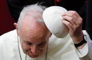 Papst Franziskus (81) bläst derzeit ein starker Wind ins Gesicht. Bild: Gregorio Borgia/AP (6. Oktober 2018)
