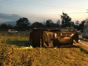 Tödliches Ende einer Taxifahrt: Die 74-jährige Lenkerin erlitt beim Selbstunfall auf der Autobahn A1 bei Rothrist AG tödliche Verletzungen. (Bild: Handout Kantonspolizei Solothurn)