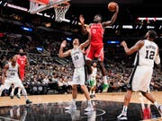 Houston Rockets' Center Clint Capela (Nummer 15) ist vor dem Spanier Pau Gasol (16) von den San Antonio Spurs am Ball (Bild: KEYSTONE/FR115 AP/DARREN ABATE)