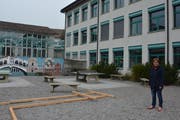 Gemeinderätin Gabriela Hüppi auf dem Kiesplatz, auf dem der neue Spielplatz errichtet werden soll. (Bild: Gwendoline Flückiger)