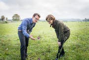 Matthias Künzler und Andrea Näf-Clasen erfreuen sich einer Flockenblume. (Bild: Andrea Stalder)