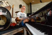 Christoph Sutter in der Aula der Schulanlage Reckholdern, wo er jeweils mit den Mitwirkenden für das Musical probt. (Bild: Donato Caspari)
