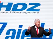 Der kroatischstämmige Präsidentschaftskandidat, Dragan Covic, räumt in der Nacht auf Montag eine schwere Wahlniederlage in der Bosnien-Wahl ein. (Bild: KEYSTONE/AP/AMEL EMRIC)