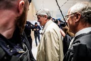 Ex-UBS-Vermögensverwaltungschef Raoul Weil (Mitte) ist einer der sechs Angeklagten. (Bild: Christophe Petit Tesson/EPA (Paris, 8. Oktober 2018))