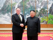 Nordkoreas Diktator Kim Jon Un (rechts) zeigte sich am Montag nach einem Treffen mit dem Aussenminister der USA Mike Pompeo (links) zuversichtlich, dass es bald ein weiteres Gipfeltreffen zwischen den beiden Ländern geben wird. (Bild: KEYSTONE/AP KCNA via KNS)