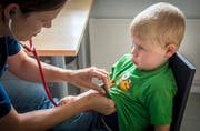 Nicht nur in Praxen auf dem Land, sondern auch in Ostschweizer Spitälern mangelt es an Kinderärzten. (Bild: Reto Martin)