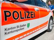 Am Montagabend ist bei der kantonalen Notrufzentrale der Kantonspolizei St.Gallen die Meldung über einen Brand eines Heu- und Strohlagers in Muolen SG eingegangen. (Bild: KEYSTONE/GIAN EHRENZELLER)
