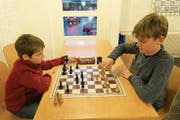 Höchste Konzentration: Der 9-jährige Andrin aus Bürglen (rechts) versucht seinen Gegner in die Schranken zu weisen. (Bild: Philipp Zurfluh, Altdorf, 1. Oktober 2018)