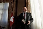 Damals «höchster Schweizer», heute interimsmässig Gemeindeammann seiner Wohngemeinde: Der frühere Luzerner CVP-Nationalrat Ruedi Lustenberger posiert als Nationalratspräsident in der Wandelhalle (Bild: Nadia Schärli, 19. November 2014)