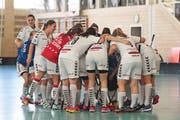 Die Zugerinnen sammeln sich vor dem Spiel. (Bild: Roger Zbinden (Rotkreuz, 06. Oktober 2018))
