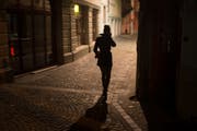 Dunkle Gassen sind ein willkommener Ort für Stalker. (Bild: Michel Canonica)