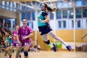 Sibylle Scherer vom LK Zug im Abschluss, beobachtet von Spono Eagles Pascale Wyder. (Bild: Philipp Schmidli (Nottwil. 7. Oktober 2018))