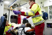 Rettungskräfte des Luzerner Kantonsspitals im Einsatz. (Bild: Corinne Glanzmann, 14. Dezember 2015)