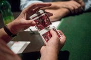 Die Karten sind gemischt, das 12. Zentralschweizer Jassturnier kann beginnen. (Bild: Pius Amrein (Kriens, 8. Oktober 2018)