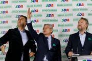 Die Kandidaten der Demokratischen Aktionspartei, Sefket Dzaferovic (Mitte), Asim Sarajlic (links) und Bakir Izetbegovic. Bild: Amel Emric/AP (Sarajevo, 8. Oktober 2018)