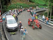 Als erstes Fahrzeug ratterte ein nostalgischer Traktor über die neue Eichenbachbrücke. (Bild: Peter Eggenberger)