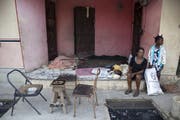 Eine Familie bleibt nach dem Erdbeben sicherheitshalber ausserhalb ihres Hauses – wie von den Behörden Haitis empfohlen. (Bild: Orlando Barria (Port-de-Paix, 8. Oktober 2018))