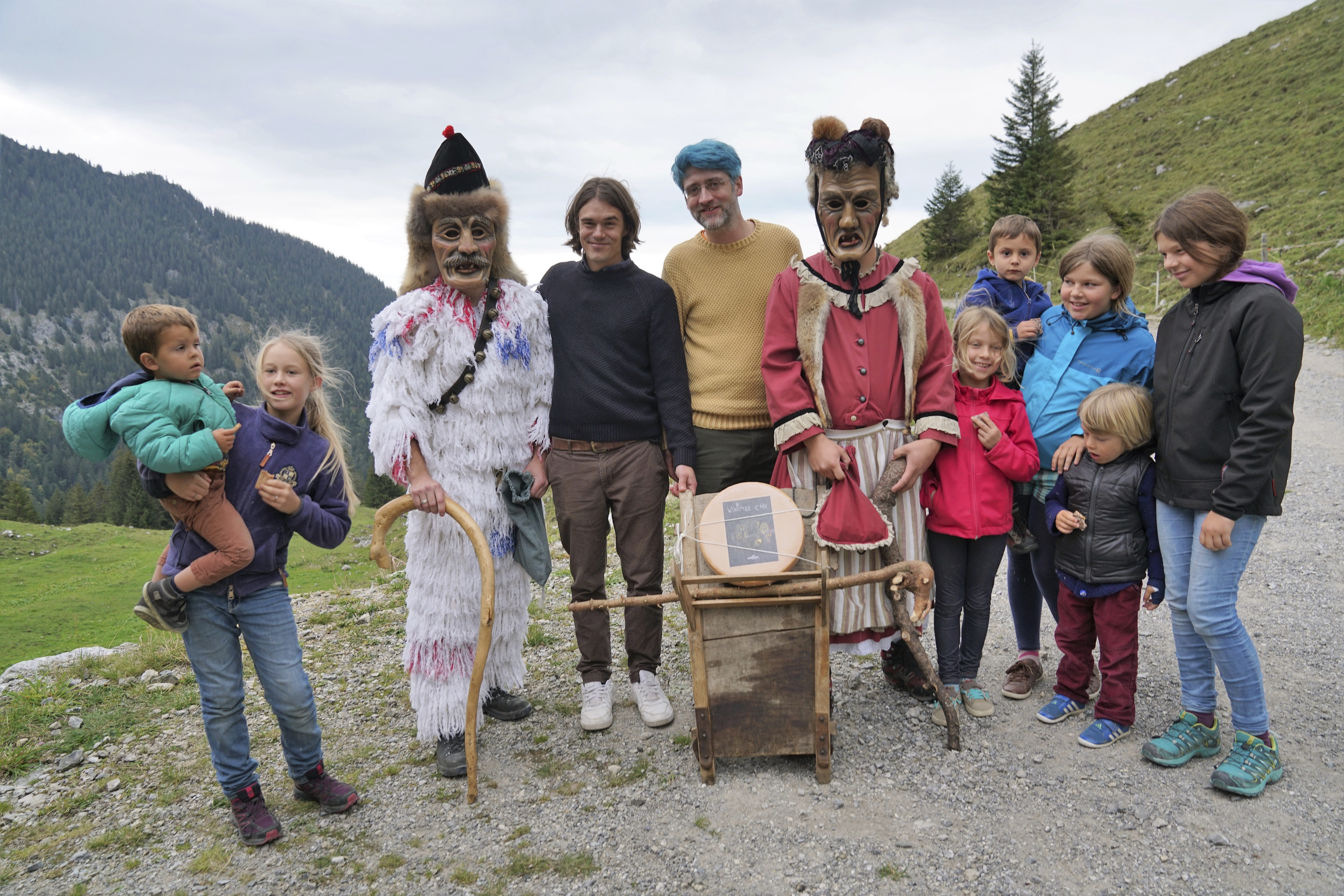 Autor Ueli Nederberger (Dritter von links) und Illustrator Lukas Egger (rechts von ihm) stellten zusammen mit den «Wilden» und vielen kleinen Zuhörern das neue Kinderbuch «Peter und die Wilden» auf Fluonalp vor. Bild: Romano Cuonz (Fluonalp, 1. Oktober 2018)