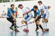 Die beiden Weggiser Carlos Narciandi (links) und Louis Demuth (Zweiter von rechts) kämpfen gegen die Eschenbacher David Keller und Christian Bühlmann (rechts) um den Ball. (Bild: Philipp Schmidli (Weggis, 7. Oktober 2018)