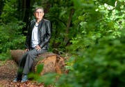 Die Autorin Monika Rösinger am Ort, wo vor 140 Jahren die kleine Frida getötet wurde. Die Stelle befindet sich in der Nähe von Oberhelfenschwil, etwas ausserhalb von Wigetshof. (Bild: Carmen Wueest)
