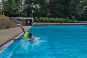 Eine Wasserratte stürzt sich im Frauenfelder Freibad ins kühle Nass. (Bilder: Thi My Lien Nguyen)
