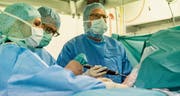 Schon bald sollen Operierende für spezialisierte Eingriffe eine gewisse Anzahl pro Jahr leisten, um «Gelegenheits-OPs» zu vermeiden. (Bild: Jil Lohse (Kantonsspital St. Gallen, 2017))