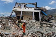Ein Retter steht neben einem vom Erdbeben und dem anschliessenden Tsunami zerstörten Haus auf der indonesischen Insel Sulawesi. (Bild: Dita Alangkara/AP (Palu, 8. Oktober 2018))
