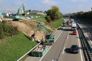 Autobahn A1: Zur Verhinderung von Ausschwemmungen wird das Bord mit Steinen befestigt.