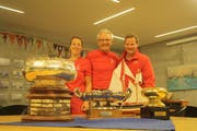 Kerstin Schulze, Reinhard Suhner und Ingo Schulze vom Team Nivola posieren mit den drei gewonnenen Pokalen. (Bild: Desirée Müller)