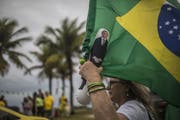 Eine Unterstützerin von Jair Bolsonaro mit einer Puppe desselbigen in der Hand. (Bild: Dado Galdieri/Bloomberg, Rio de Janeiro, 7. Oktober 2018)