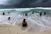 Badende am stürmischen Meer in Cancun, Mexico. (Bild: Alonso Cupul/EPA (7. Oktober 2018)