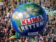 Eine Begrenzung der Erderwärmung auf 1,5 Grad im Vergleich zum vorindustriellen Niveau ist durch «schnelles und weitreichendes» Handeln erreichbar - dies ist eine der Kernaussagen des jüngsten Sonderberichts des Weltklimarats IPCC (Symbolbild). (Bild: KEYSTONE/EPA/THOMAS BANNEYER)