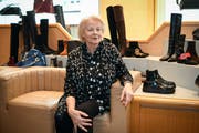 Elisabeth Berger in ihrem Schuhgeschäft an der Neugasse. (Bild: Ralph Ribi)