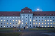 Unzufriedene St.Galler Staatsangestellte – gehen im Regierungsgebäude bald die Lichter aus? (Bild: Urs Bucher)