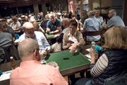 Volle Konzentration (im Uhrzeigersinn von hinten links): Beat Fuchser, Christina Jost, Annemarie Meyer und Hansruedi Bucher am ersten Abend der Zentralschweizer Jassmeisterschaft im Restaurant Wichlern in Kriens. (Bild: Pius Amrein, 8. Oktober 2018)