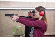 Frauen seien oft treffsicherer als Männer, sagt Instruktor Ralf U. (Bild: Hanspeter Schiess)