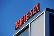 Im Visier eines Räubers: Die Raiffeisenbank in Wittenbach. (Bild: Urs Bucher)