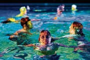 Die Künstlerin Pipilotti Rist inmitten von Badenden. (Bild: Anthony Anex/Keystone)