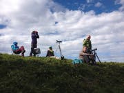 Ornithologen und Wanderer warten auf dem Bleikigrat auf Zugvögel. (Bild: Romy Ineichen)